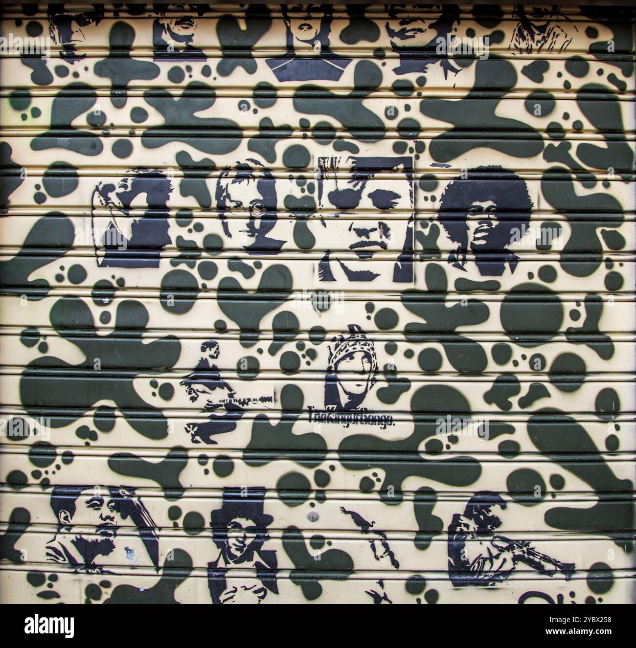 Milan, Italie - 8 mars 2014 : une murale saisissante orne un mur à Milan, Italie, représentant des artistes de musique de renom dans un décor de camouflage animé, Celeb Banque D'Images