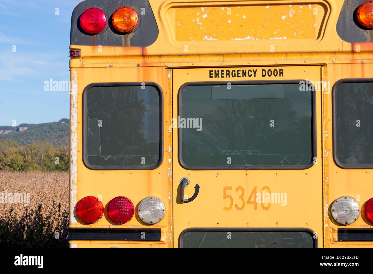 Vue arrière d'un autobus scolaire usé et délavé Banque D'Images