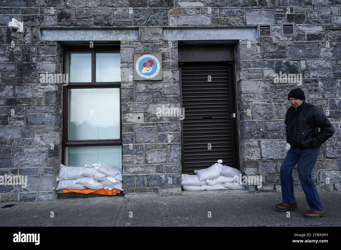 Sacs de sable dans le centre-ville de Galway, comme une alerte orange met Eireann pour Kerry, Leitrim, Sligo, Clare, Donegal, Mayo et Galway sont entrés en vigueur à 10h dimanche et seront en place jusqu’à 20h alors que la tempête Ashley balaye l’île d’Irlande. Le prévisionniste a déclaré que la première tempête nommée de la saison est d'apporter des vents très forts et en rafales du sud au sud-ouest, couplés avec des marées printanières élevées. Les comtés couverts pourraient voir des rafales allant jusqu'à 130 km/h. Date de la photo : dimanche 20 octobre 2024. Banque D'Images