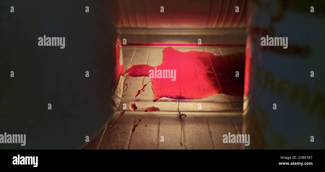 Déversement de liquide rouge à l'intérieur d'un réfrigérateur - Image de stock capturée avec un smartphone
