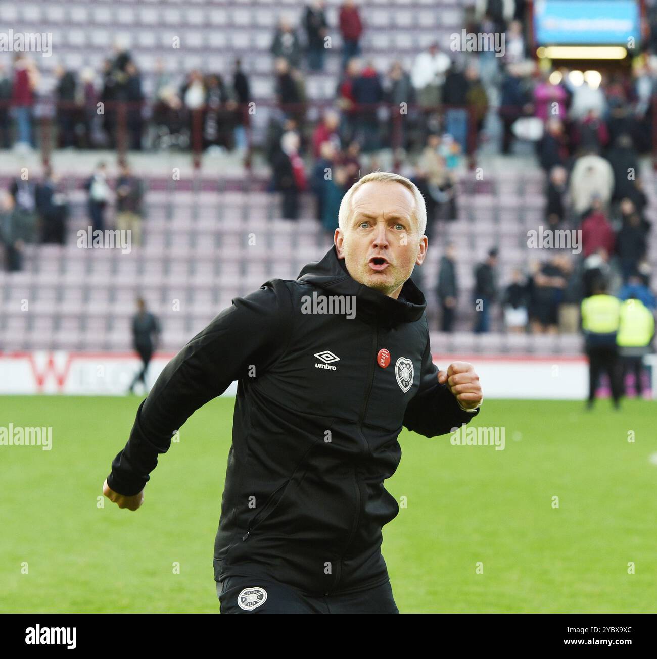 Tynecastle Park Edinburgh Écosse Royaume-Uni 19th Oct 24 William Hill Premiership match Hearts vs St Mirren. Neil Critchley, entraîneur de Hearts, célèbre son premier match en charge avec une victoire de 4-0 sur St Mirren Credit : eric mccowat/Alamy Live News Banque D'Images