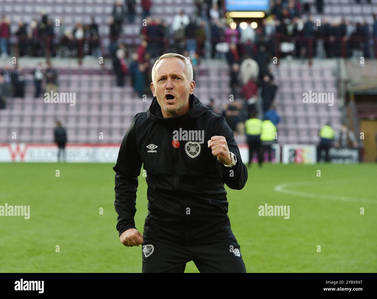 Tynecastle Park Edinburgh Écosse Royaume-Uni 19th Oct 24 William Hill Premiership match Hearts vs St Mirren. Neil Critchley, entraîneur de Hearts, célèbre son premier match en charge avec une victoire de 4-0 sur St Mirren Credit : eric mccowat/Alamy Live News Banque D'Images