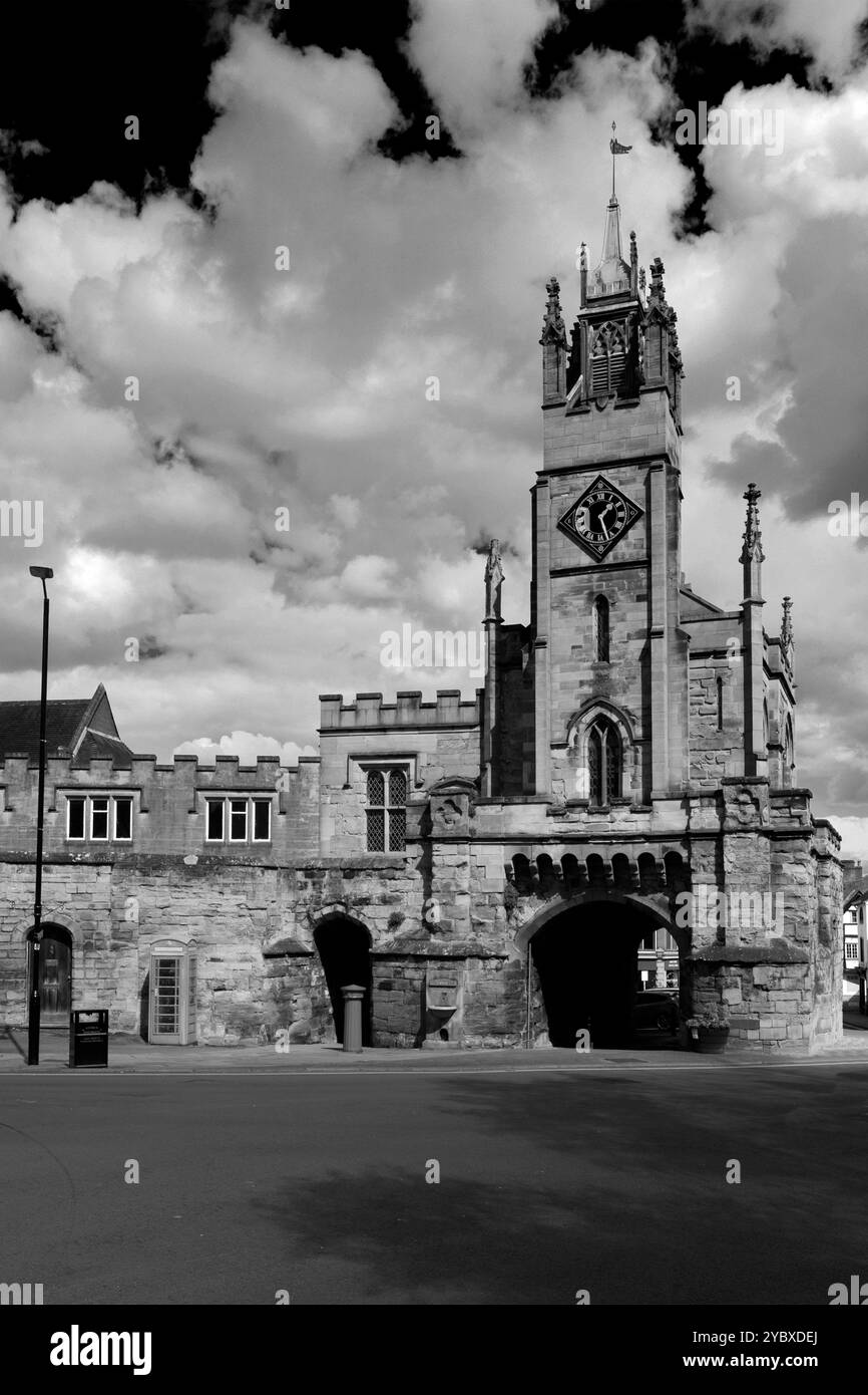 East Gate et St Peters Chapel, The Butts, Warwick Town, Warwickshire, Angleterre, ROYAUME-UNI Banque D'Images