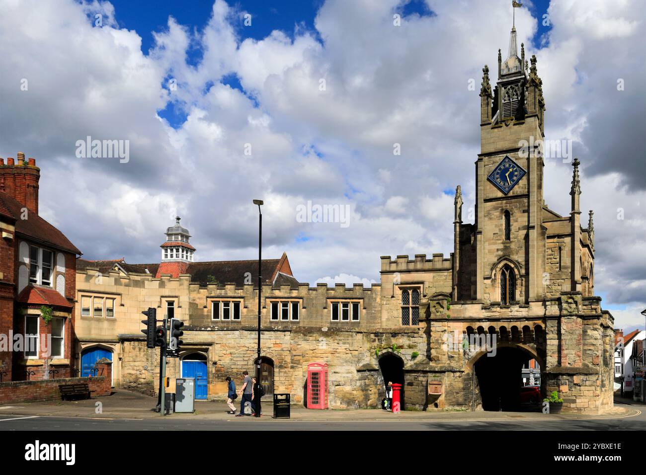 East Gate et St Peters Chapel, The Butts, Warwick Town, Warwickshire, Angleterre, ROYAUME-UNI Banque D'Images