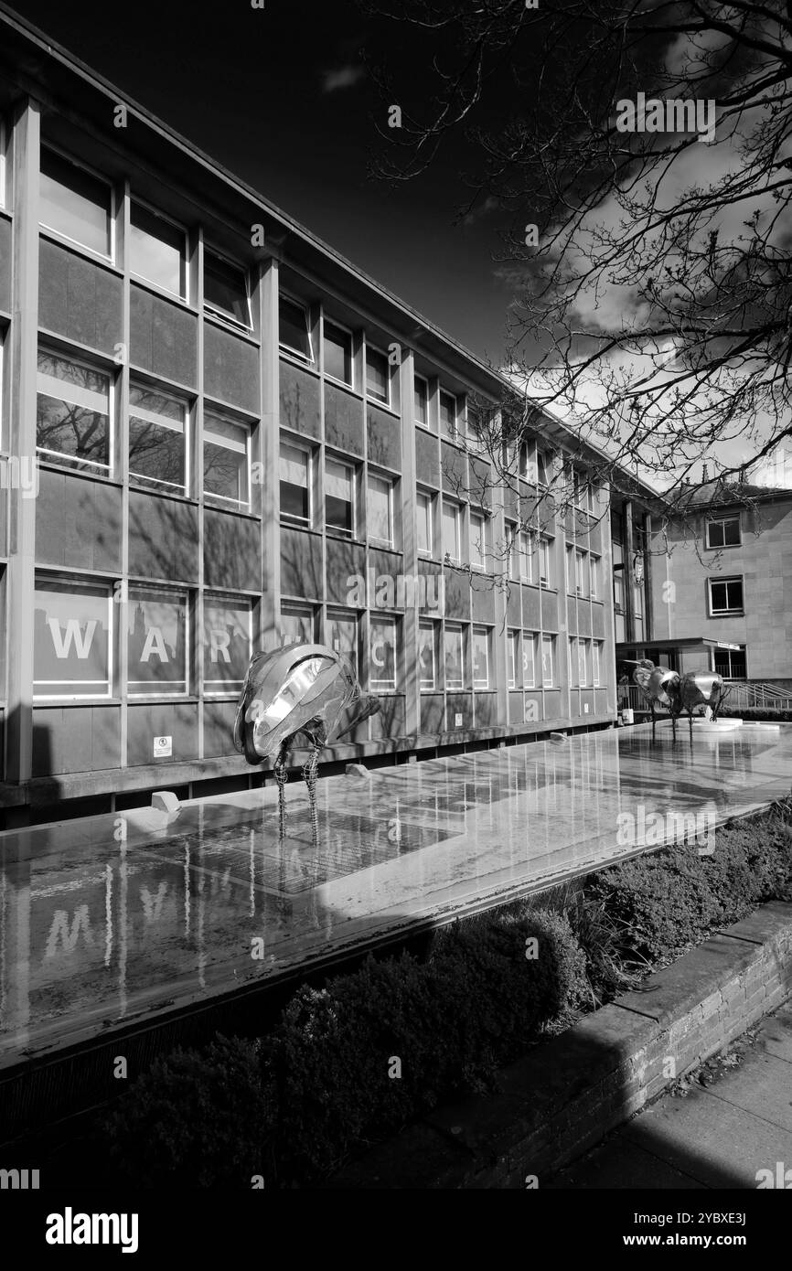 La fontaine de sculpture Heron devant la bibliothèque et le centre d'information de Warwick, Warwick Town, Warwickshire, Angleterre Banque D'Images