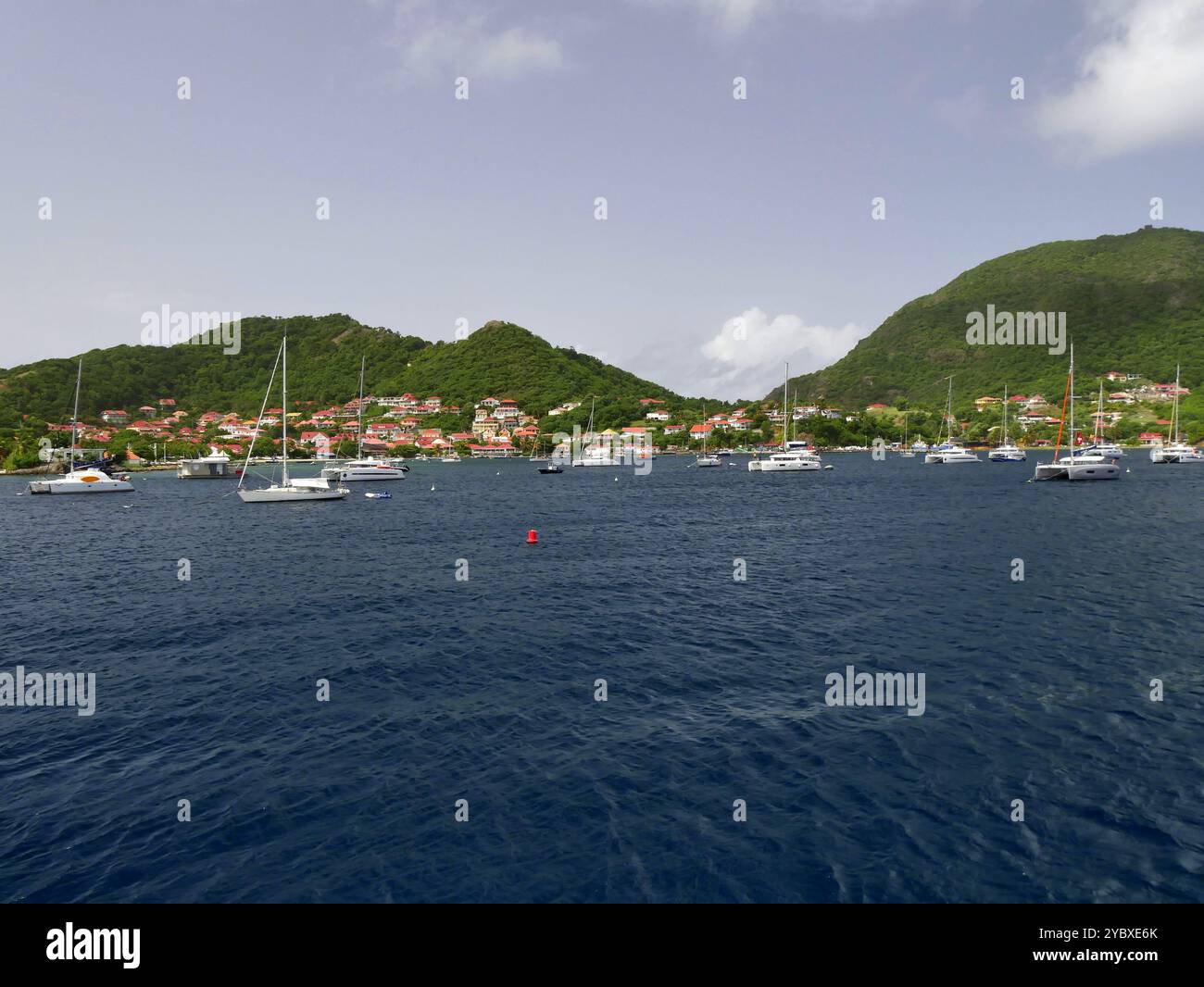 Les Saintes, Terre de Haut vu de la mer des caraïbes, avec catamarans et paysage pittoresque de l'île des petites antilles Banque D'Images