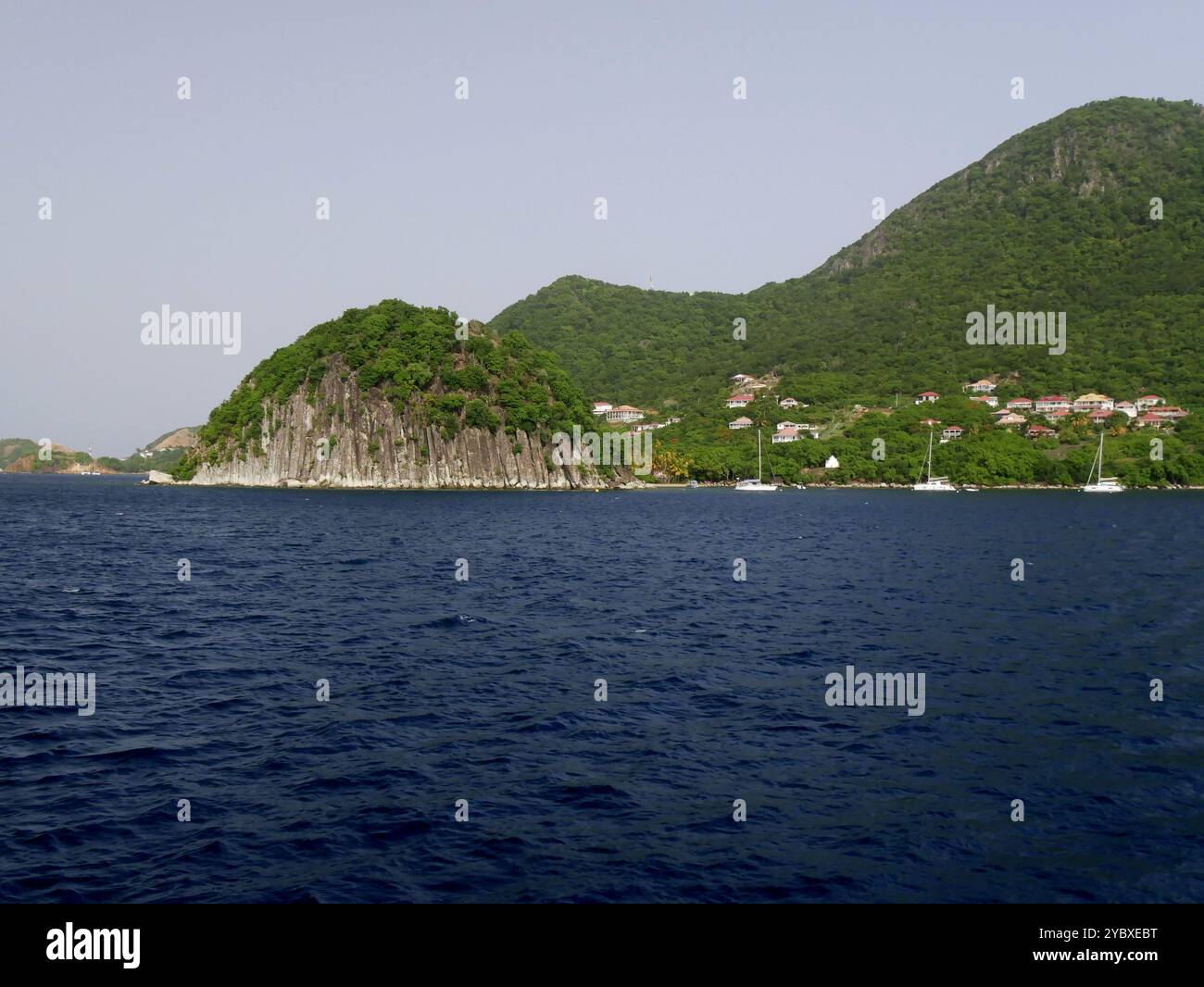 Île de Terre de Haut vue de la mer, sur le chemin de Terre de Bas, les Saintes, archipel de la Guadeloupe. Banque D'Images