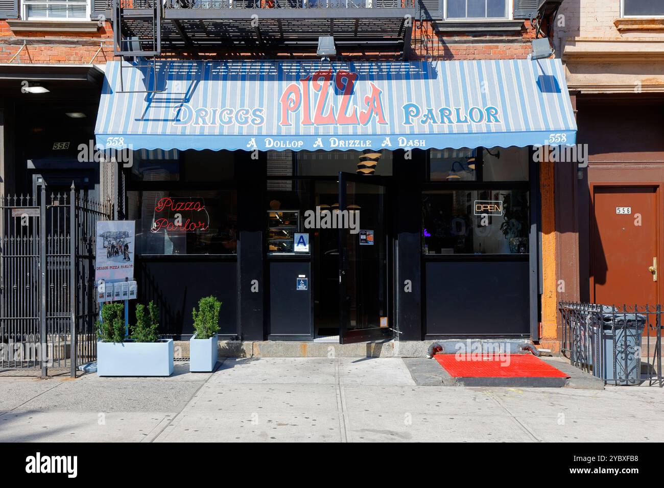 Driggs Pizza Parlor, 558 Driggs Ave, Brooklyn, New York. NYC Storefront photo d'une pizzeria dans le quartier de Williamsburg. Banque D'Images