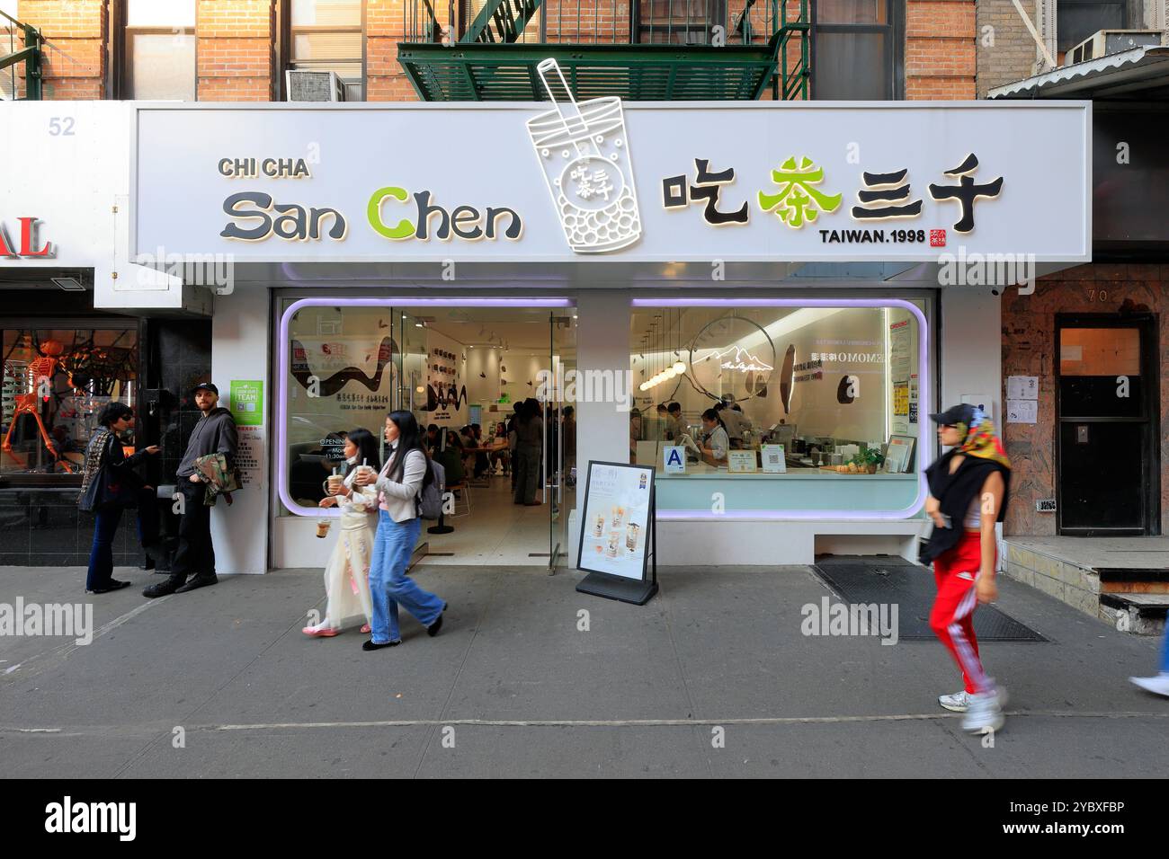 Chicha San Chen 吃茶三千, 72-74 Bayard St, New York. Photo de la vitrine d'un magasin de thé chinois taïwanais à Manhattan Chinatown. 纽约 紐約 美國 美国 Banque D'Images