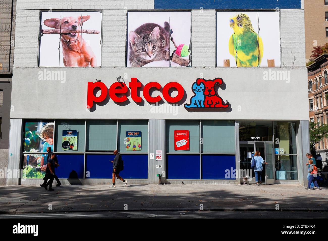 Petco, 2475 Broadway, New York. Photo de la vitrine de New York d'un magasin de fournitures pour animaux de compagnie dans le quartier Upper West Side de Manhattan. Banque D'Images