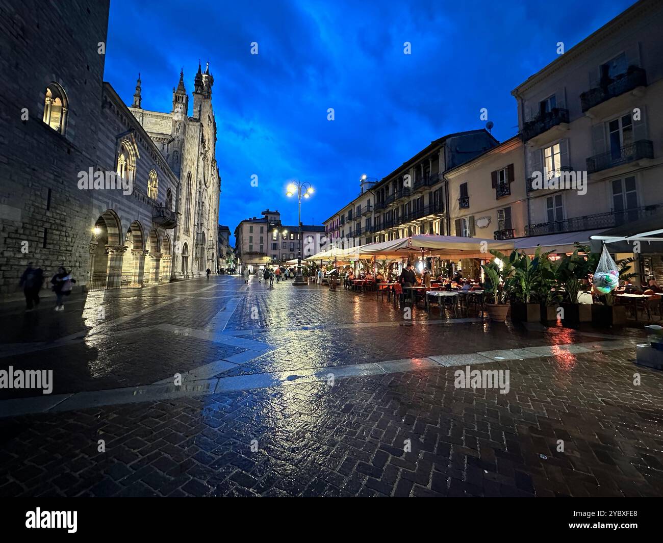 Europe Italie Lombardie ville de Côme Piazza del Duomo par une nuit pluvieuse avec dîner en plein air sur la plaza Banque D'Images