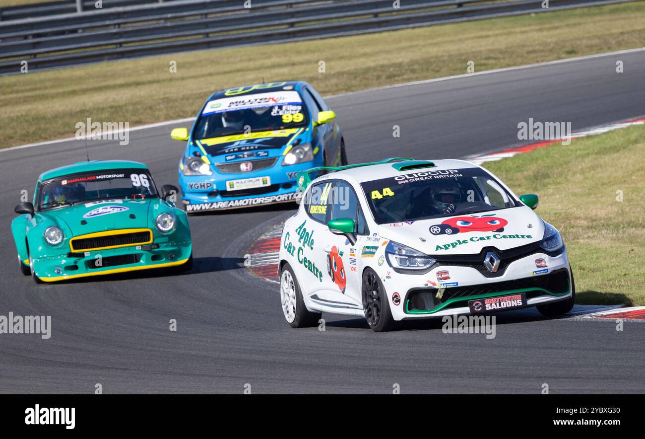 Ray Honeybone dans sa Renault Clio lors de la course Uncle Luke's Snetterton berlines 2024 au Snetterton Motor circuit, Norfolk, Royaume-Uni Banque D'Images