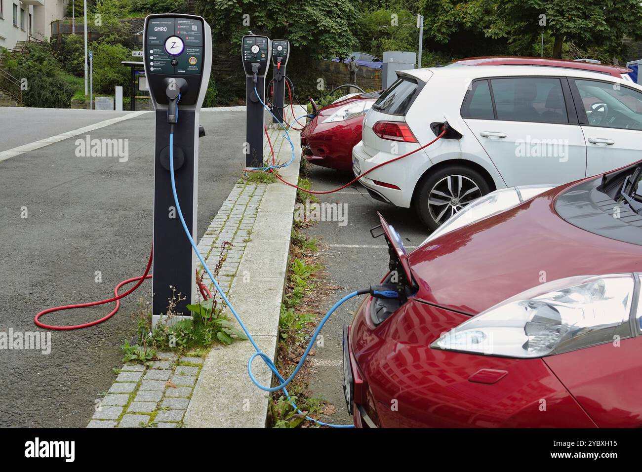 Bergen, Norvège 8 septembre 2024 les voitures électriques rechargent leurs batteries sur un site d'alimentation statique sur la péninsule de Nordnes à Bergen Banque D'Images