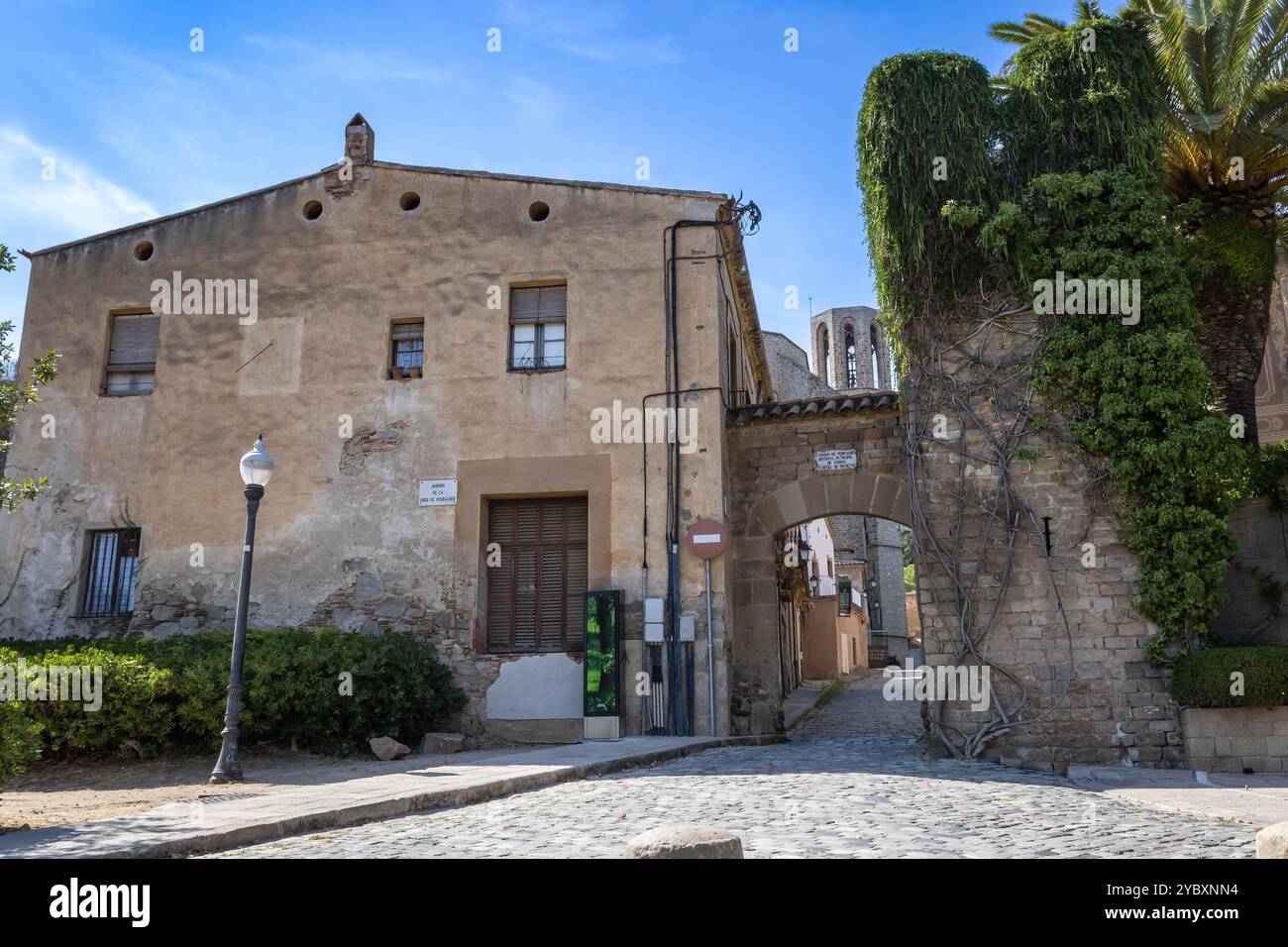 Le monastère de Pedralbes vu de Carrer del Bisbe Català, Barcelone, Espagne Banque D'Images