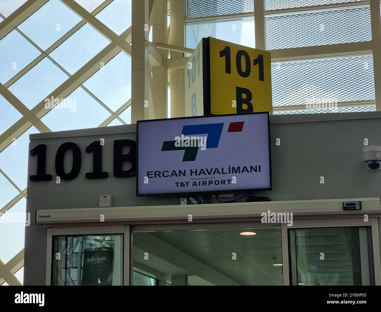 Porte 101 B à l'intérieur de l'aéroport international d'Ercan (ECN, Ercan Uluslararası Havalimanı), Chypre du Nord - Image de stock capturée avec un smartphone
