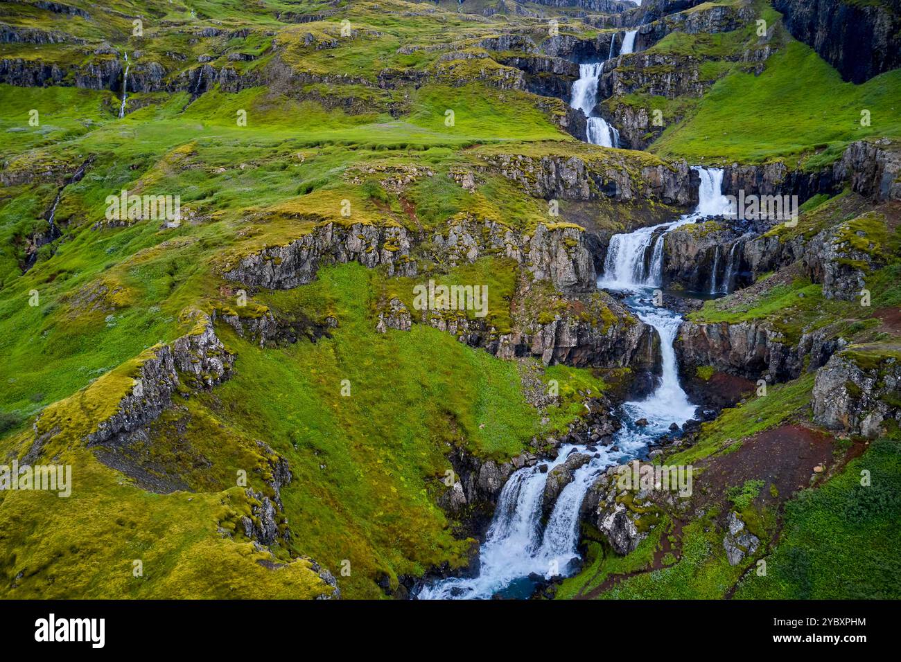 Islande, région Austurland, fjord de Mjoifjordur, vue aérienne des cascades de Klifbrekkufossar Banque D'Images