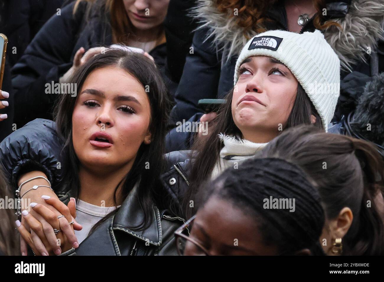 Londres, Royaume-Uni. 20 octobre 2024. Les fans se rassemblent à Hyde Park pour une veillée commémorative devant la statue de Peter Pan, laissant des fleurs, des ballons et des souvenirs. On estime que plus de 2000 personnes en deuil assistent à la veillée dans les premières heures. Liam Payne, ancienne vedette unidirectionnelle, est décédée 31 mercredi dernier à Buenos Aires, en Argentine, après être tombée d'un balcon, les circonstances de sa mort n'ont pas encore été pleinement établies. Crédit : Imageplotter/Alamy Live News Banque D'Images