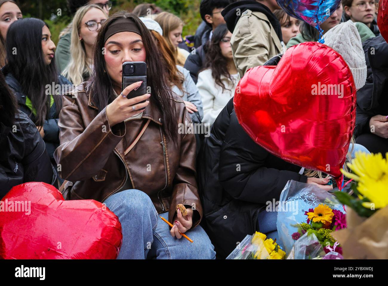 Londres, Royaume-Uni. 20 octobre 2024. Les fans se rassemblent à Hyde Park pour une veillée commémorative devant la statue de Peter Pan, laissant des fleurs, des ballons et des souvenirs. On estime que plus de 2000 personnes en deuil assistent à la veillée dans les premières heures. Liam Payne, ancienne vedette unidirectionnelle, est décédée 31 mercredi dernier à Buenos Aires, en Argentine, après être tombée d'un balcon, les circonstances de sa mort n'ont pas encore été pleinement établies. Crédit : Imageplotter/Alamy Live News Banque D'Images