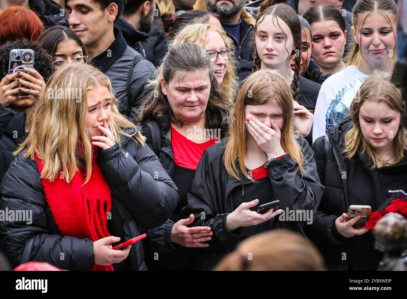 Londres, Royaume-Uni. 20 octobre 2024. Les fans se rassemblent à Hyde Park pour une veillée commémorative devant la statue de Peter Pan, laissant des fleurs, des ballons et des souvenirs. On estime que plus de 2000 personnes en deuil assistent à la veillée dans les premières heures. Liam Payne, ancienne vedette unidirectionnelle, est décédée 31 mercredi dernier à Buenos Aires, en Argentine, après être tombée d'un balcon, les circonstances de sa mort n'ont pas encore été pleinement établies. Crédit : Imageplotter/Alamy Live News Banque D'Images