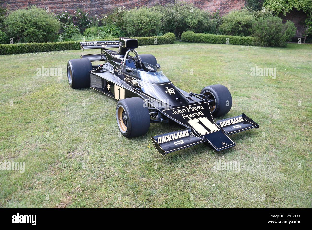 1974 Lotus type 76 John Player Special Formula 1 voiture pilotée par Ronnie Peterson & Jacky Ickx. Livrée emblématique de JPS, propulsée par le moteur Cosworth-Ford DFV Banque D'Images