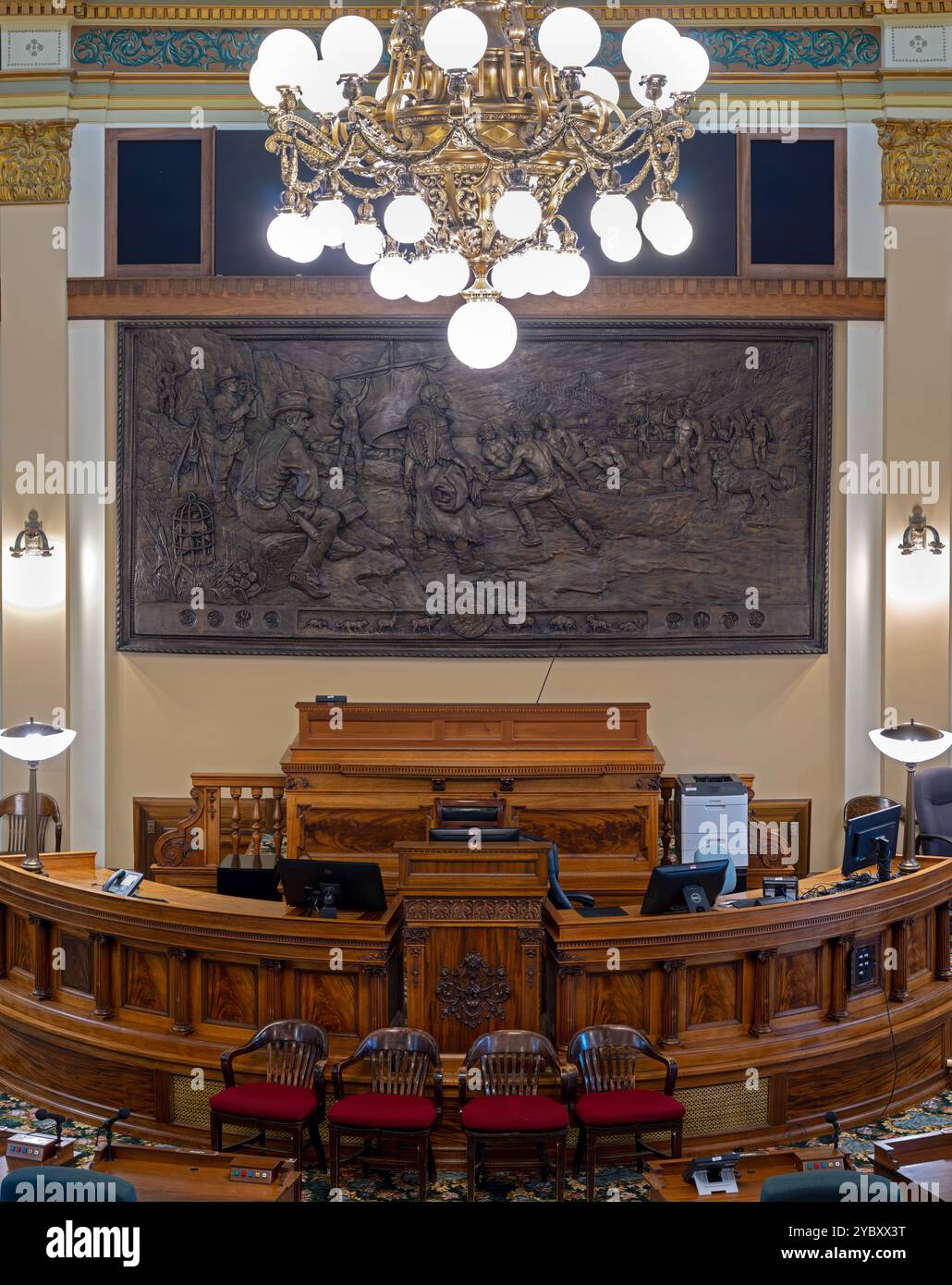 Un lustre orné illumine le dais dans la salle du Sénat au Capitole de l'État à Helena, Montana, États-Unis Banque D'Images