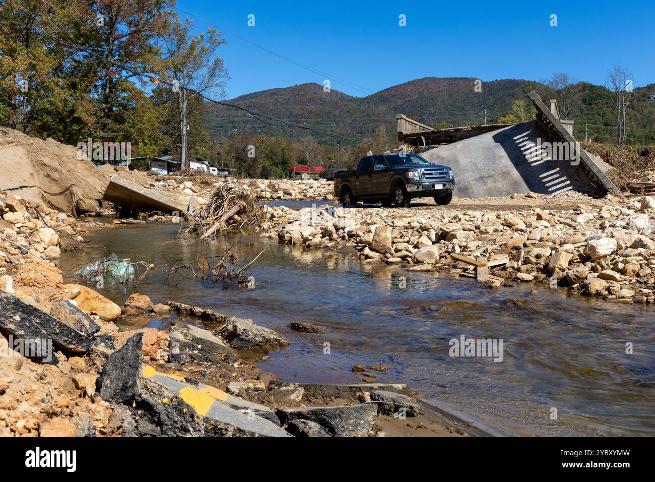 Marion, États-Unis. 19 octobre 2024. Marion, États-Unis. 19 octobre 2024. Un pont gravement endommagé au-dessus de la fourche nord de la rivière Catawba à la suite de l'ouragan Helene, le 19 octobre 2024 à Marion, Caroline du Nord. Crédit : Travis England/USACE photo/Alamy Live News Banque D'Images