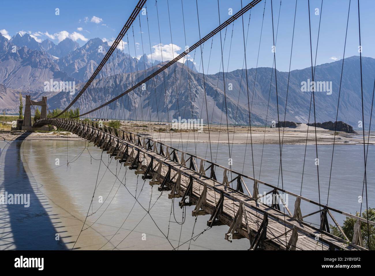 Vue panoramique de l'ancien pont suspendu en bois sur la rivière Shyok près de Khaplu, Ghanche, Gilgit-Baltistan, Pakistan Banque D'Images