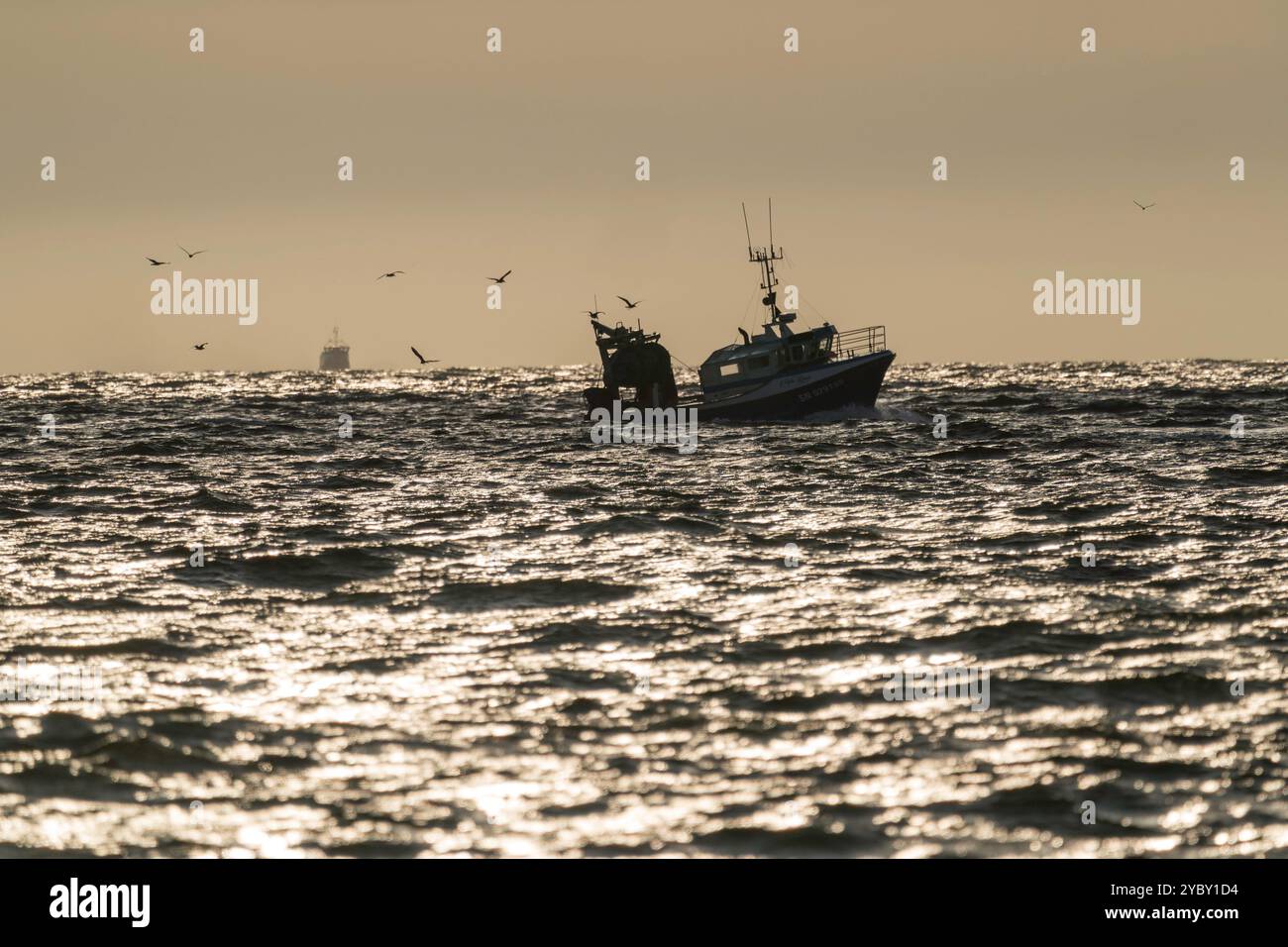 Bateau de pêche de retour au port en Bretagne, France Banque D'Images