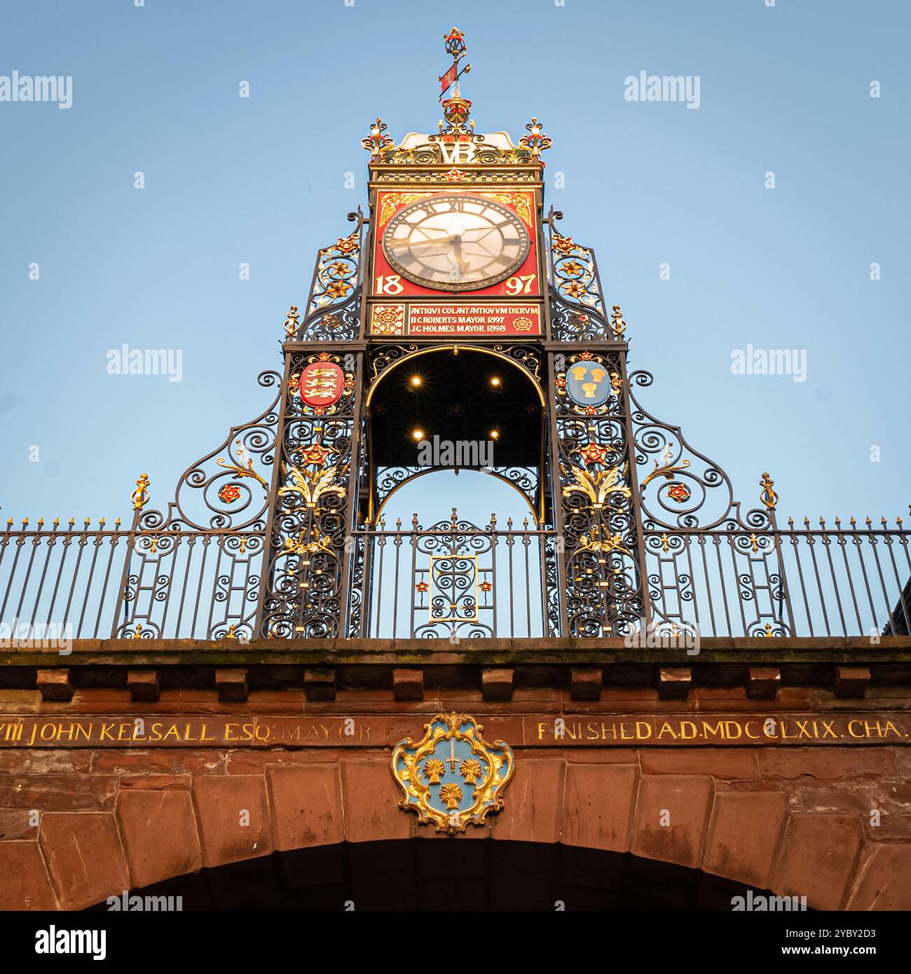Horloge à tourelle Chester Eastgate au sommet du mur romain Eastgate dans la ville de Chester, Cheshire. Banque D'Images