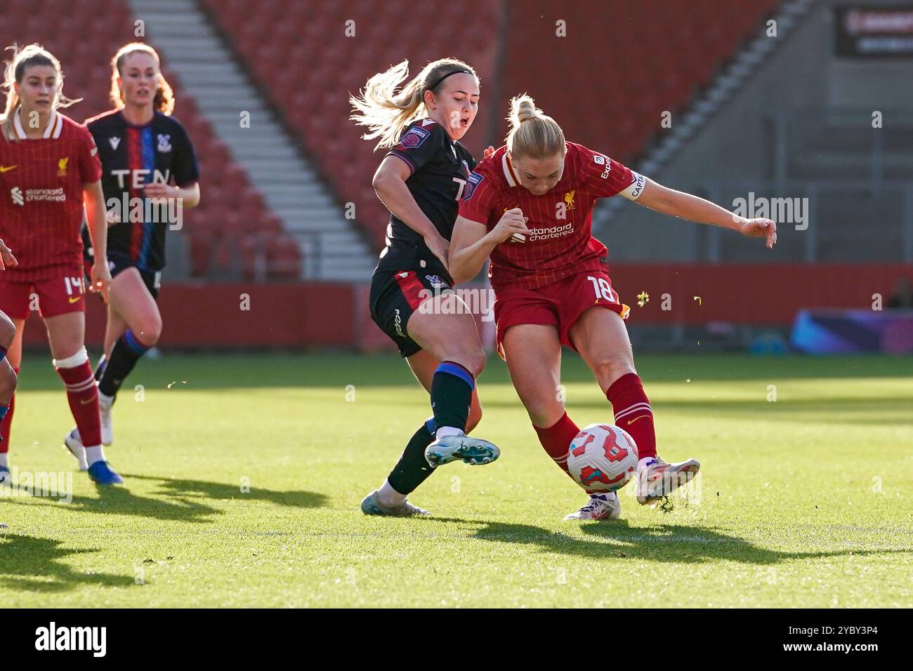 St Helens, Royaume-Uni. Dimanche 20 octobre 2024, Barclays Women’s Super League : Liverpool FC Women vs Crystal Palace Women au St Helens Stadium. Ceri Holland avec un tir alors que le défenseur de Palce tente de bloquer le tir. Crédit James Giblin/Alamy Live News. Banque D'Images