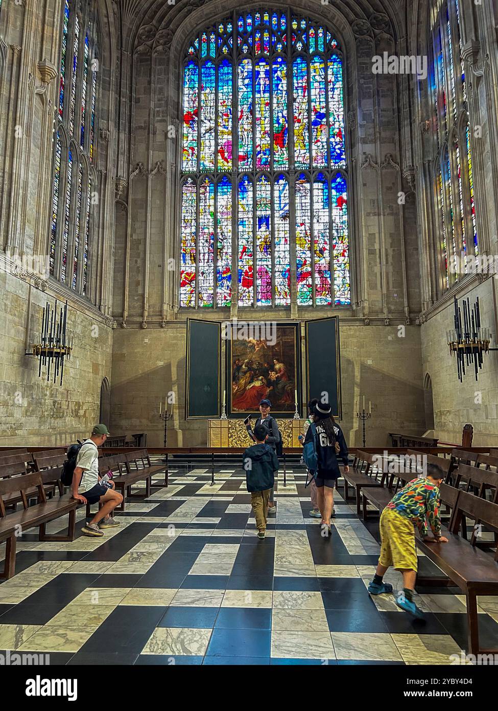 Cambridge, Angleterre, Cambridge University scènes, familles chinoises touristes visitant l'intérieur de la chapelle, architecture historique Banque D'Images