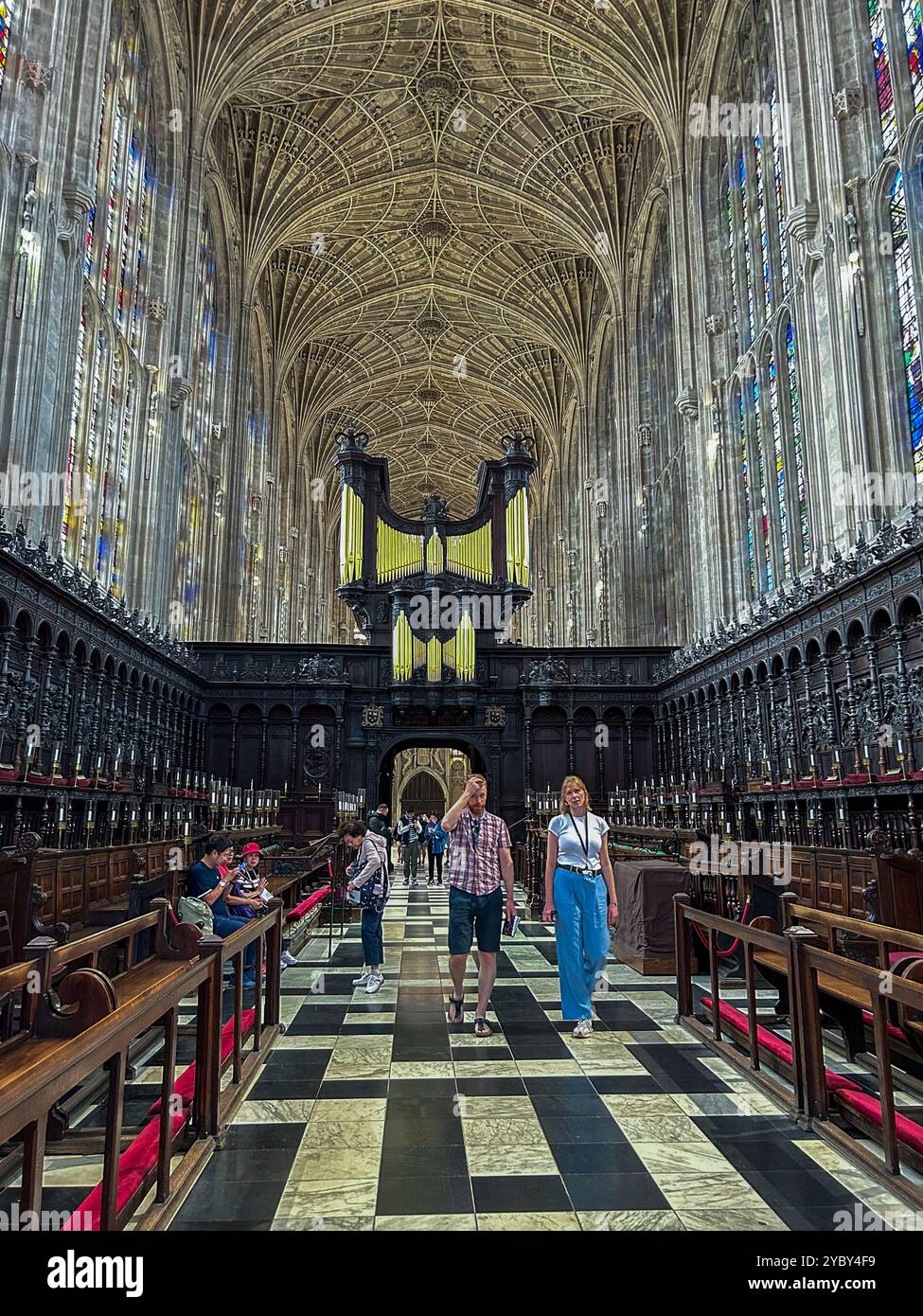 Cambridge, Angleterre, Cambridge University Scenes, famille de touristes de groupe, visite à l'intérieur de la chapelle, architecture historique Banque D'Images