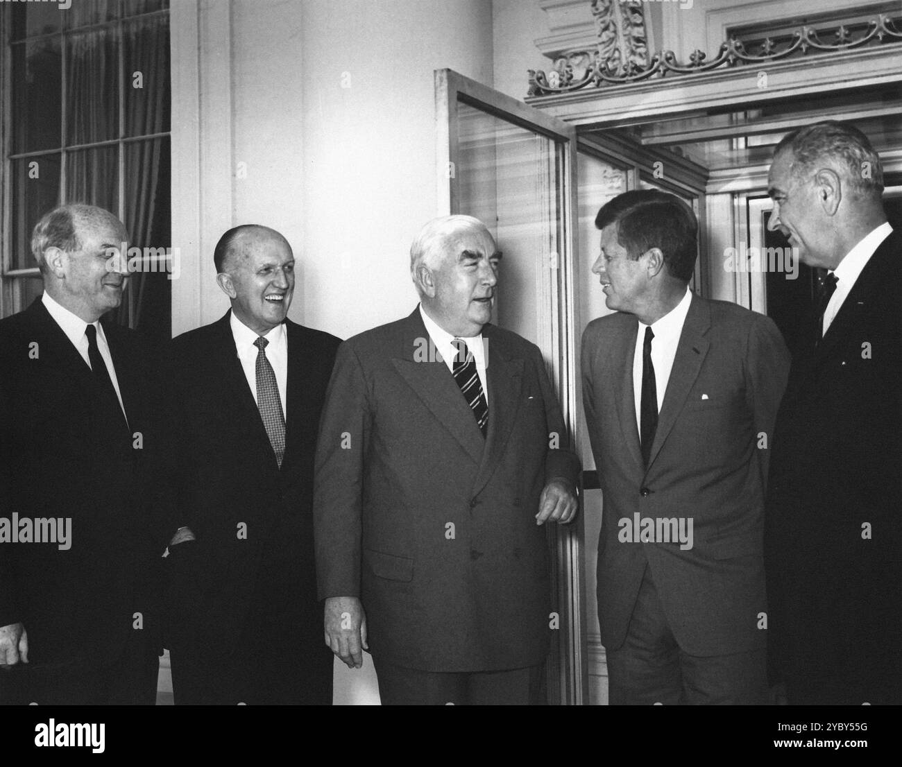 De gauche à droite : le secrétaire d'État américain Dean Rusk, l'ambassadeur d'Australie Sir Howard Beale, le premier ministre australien Robert Gordon Menzies, le président américain John F. Kennedy, le vice-président américain Lyndon B. Johnson, lors de la visite de Menzies pour assister à un déjeuner en son honneur, North Portico, Maison Blanche, Washington, D.C. USA, Abbie Rowe, photographies de la Maison Blanche, 8 juillet 1963 Banque D'Images