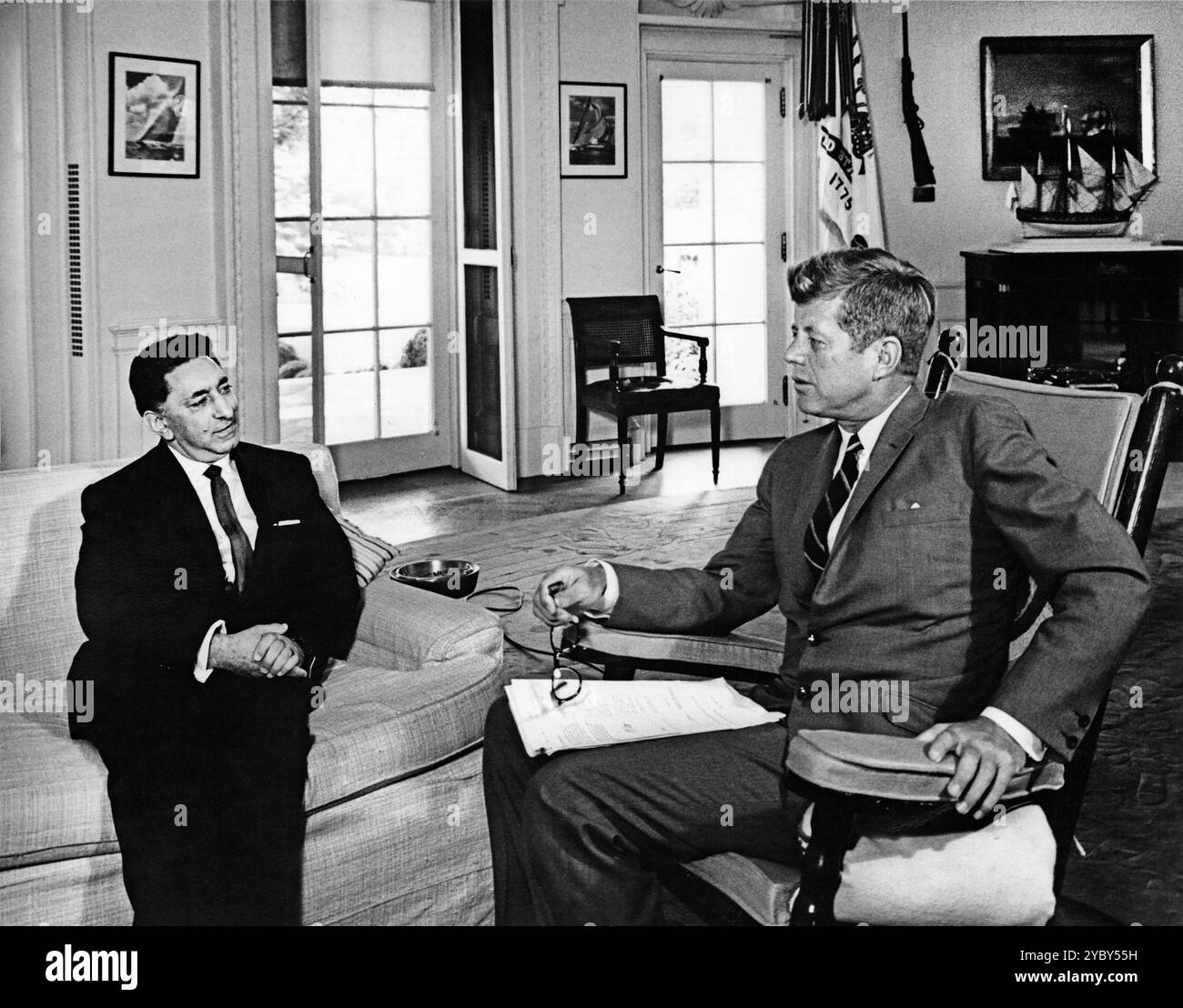 Le président américain John F. Kennedy (en fauteuil à bascule) rencontre avec le nouvel ambassadeur d'Afghanistan, Dr Abdul Majid, Bureau ovale, Maison Blanche, Washington, DC, USA, Robert Knudsen, White House Photographs, 21 août, 1963 Banque D'Images