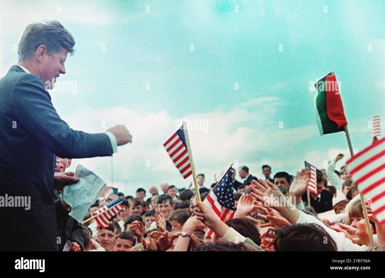 Le président américain John F. Kennedy (à gauche) saluant la foule des écoliers irlandais après leur arrivée au terrain de football Seán O'Kennedy, New Ross, Comté de Wexford, Irlande, Robert Knudsen, photographies de la Maison Blanche, 27 juin 1963 Banque D'Images