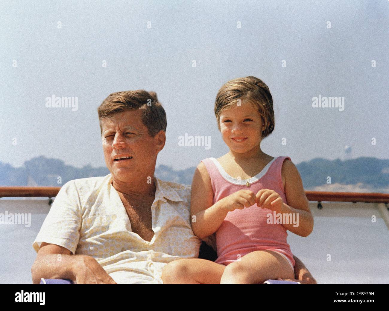 Le président américain John F. Kennedy avec sa fille Caroline sur le yacht présidentiel Honey Fitz, Hyannis Port, Massachusetts, États-Unis, Cecil Stoughton, photographies de la Maison Blanche, juillet 28, 1963 Banque D'Images