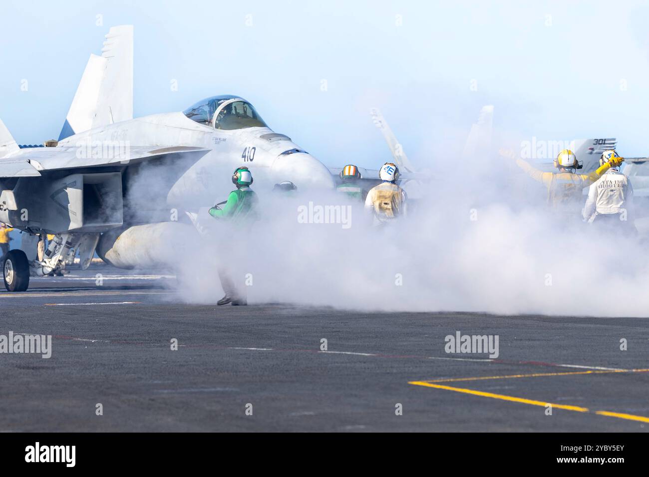 USS Harry S. Truman, États-Unis. 12 octobre 2024. Les marins de l'US Navy préparent un avion de chasse F/A-18E Super Hornet, attaché au Knighthawks of Strike Fighter Squadron 136, pour le lancement sur le pont d'envol du porte-avions de classe Nimitz USS Harry S. Truman, le 12 octobre 2024 sur l'océan Atlantique. Crédit : MC3 Logan Nystrand/US Navy photo/Alamy Live News Banque D'Images