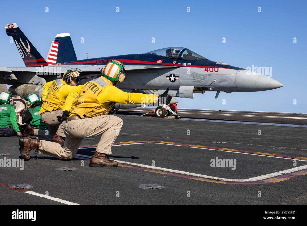 USS Harry S. Truman, États-Unis. 12 octobre 2024. Les marins de l'US Navy donnent le signal de lancement à un avion de chasse F/A-18E Super Hornet, attaché au Knighthawks of Strike Fighter Squadron 136, sur le pont d'envol du porte-avions de classe Nimitz USS Harry S. Truman, le 12 octobre 2024 sur l'océan Atlantique. Crédit : MC3 Logan Nystrand/US Navy photo/Alamy Live News Banque D'Images