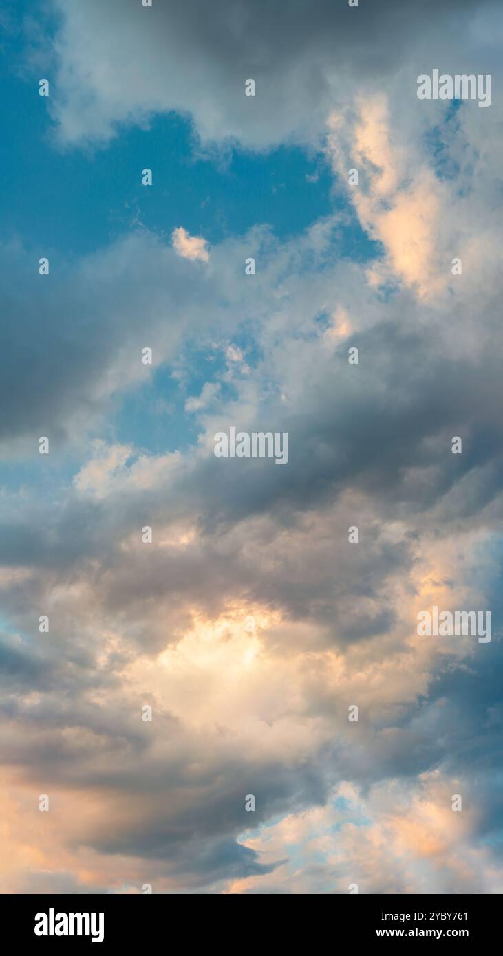 Ciel de lever de soleil avec des nuages moelleux et de la lumière. Banque D'Images