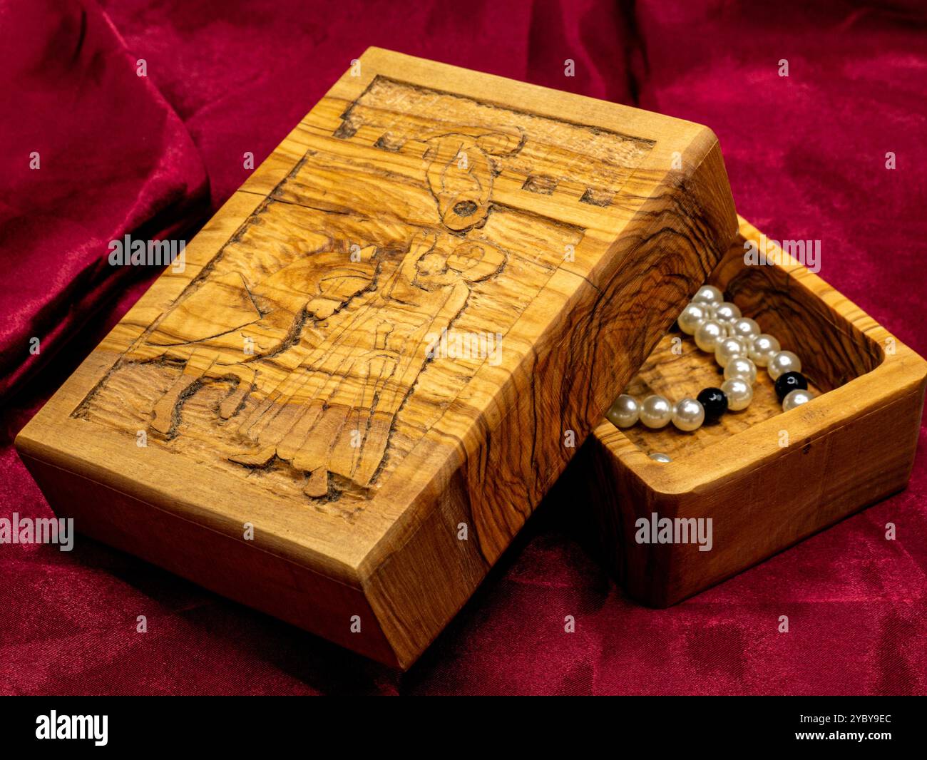 gros plan shot boîte à bijoux médiévale en bois gravée avec un collier de perles à l'intérieur Banque D'Images
