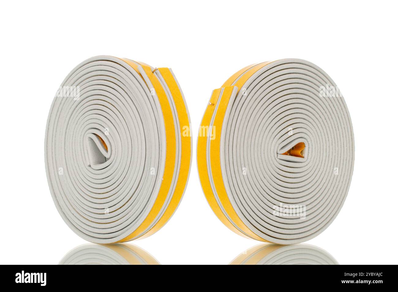 Joints de porte et de fenêtre gros plan, gros plan, isolé sur fond blanc. Banque D'Images