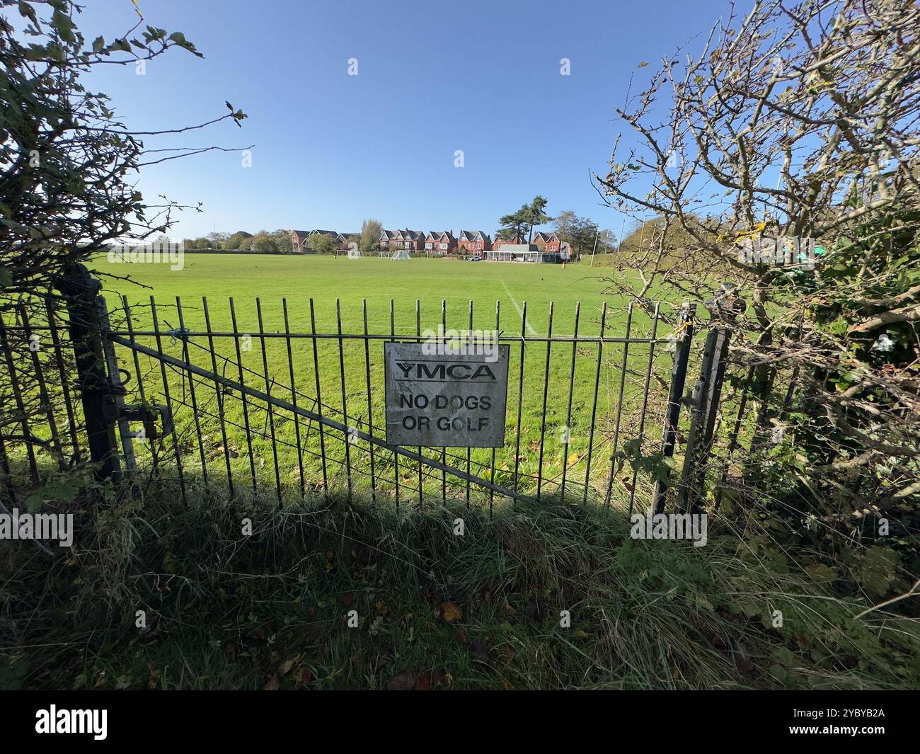 Pas de chiens ou signe de golf, Lytham St Annes YMCA Football Club, Lytham St Annes, Fylde dans le Lancashire, Angleterre, Royaume-Uni Banque D'Images