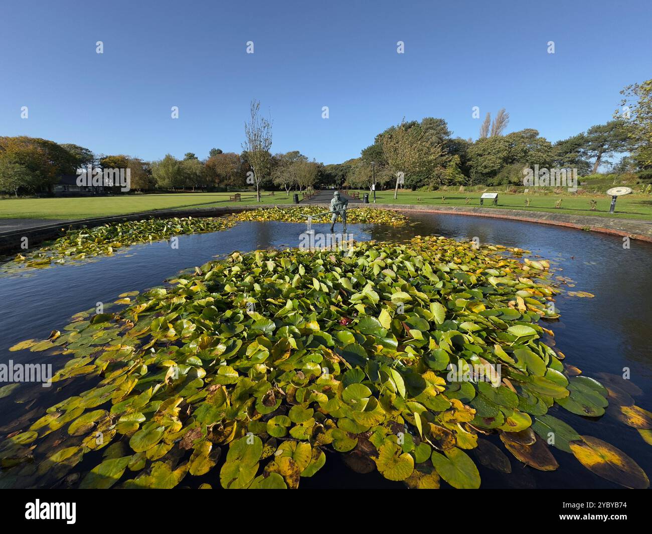 La statue de Shrimper, sculpture de Colin Spofforth , Lowther Gardens, Lytham St Annes, Fylde dans le Lancashire, Angleterre, ROYAUME-UNI Banque D'Images