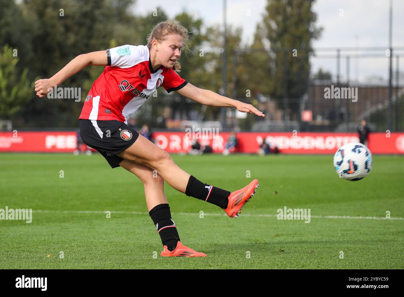 Rotterdam, pays-Bas. 20 octobre 2024. Rotterdam, pays-Bas, le 20 octobre 2024 : Jarne Teulings (7 Feyenoord) frappe le ballon lors du match de football Eredivisie Vrouwen entre Feyenoord et Ajax à Varkenoord à Rotterdam, pays-Bas. (Leiting Gao/SPP) crédit : photo de presse sportive SPP. /Alamy Live News Banque D'Images