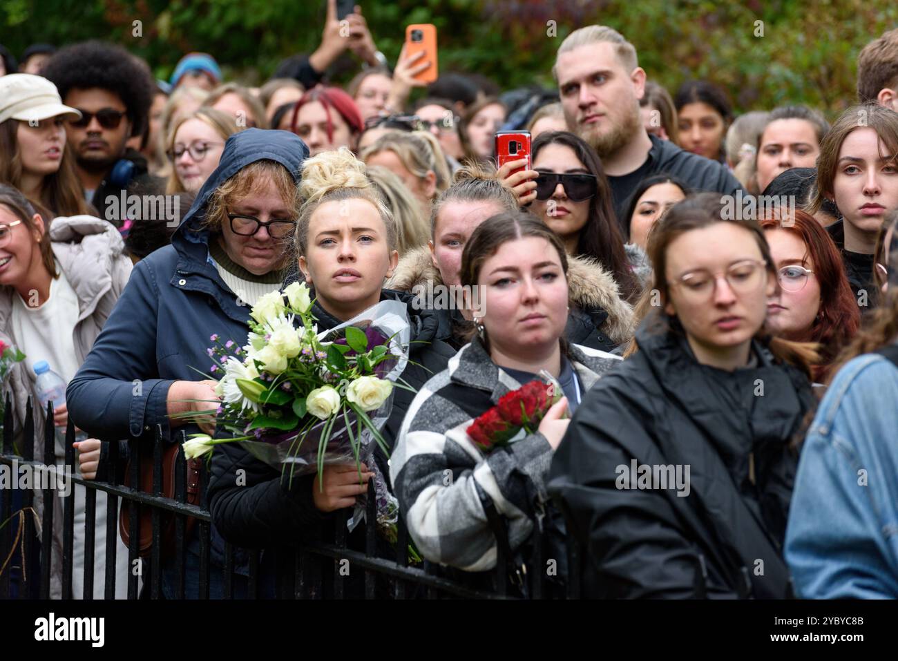 Londres, Royaume-Uni. 20 octobre 2024. Des milliers de fans de l'ancienne pop star One Direction Liam Payne se rassemblent pour rendre hommage et déposer des fleurs devant la statue de Peter Pan à Hyde Park. Crédit : Andrea Domeniconi/Alamy Live News Banque D'Images