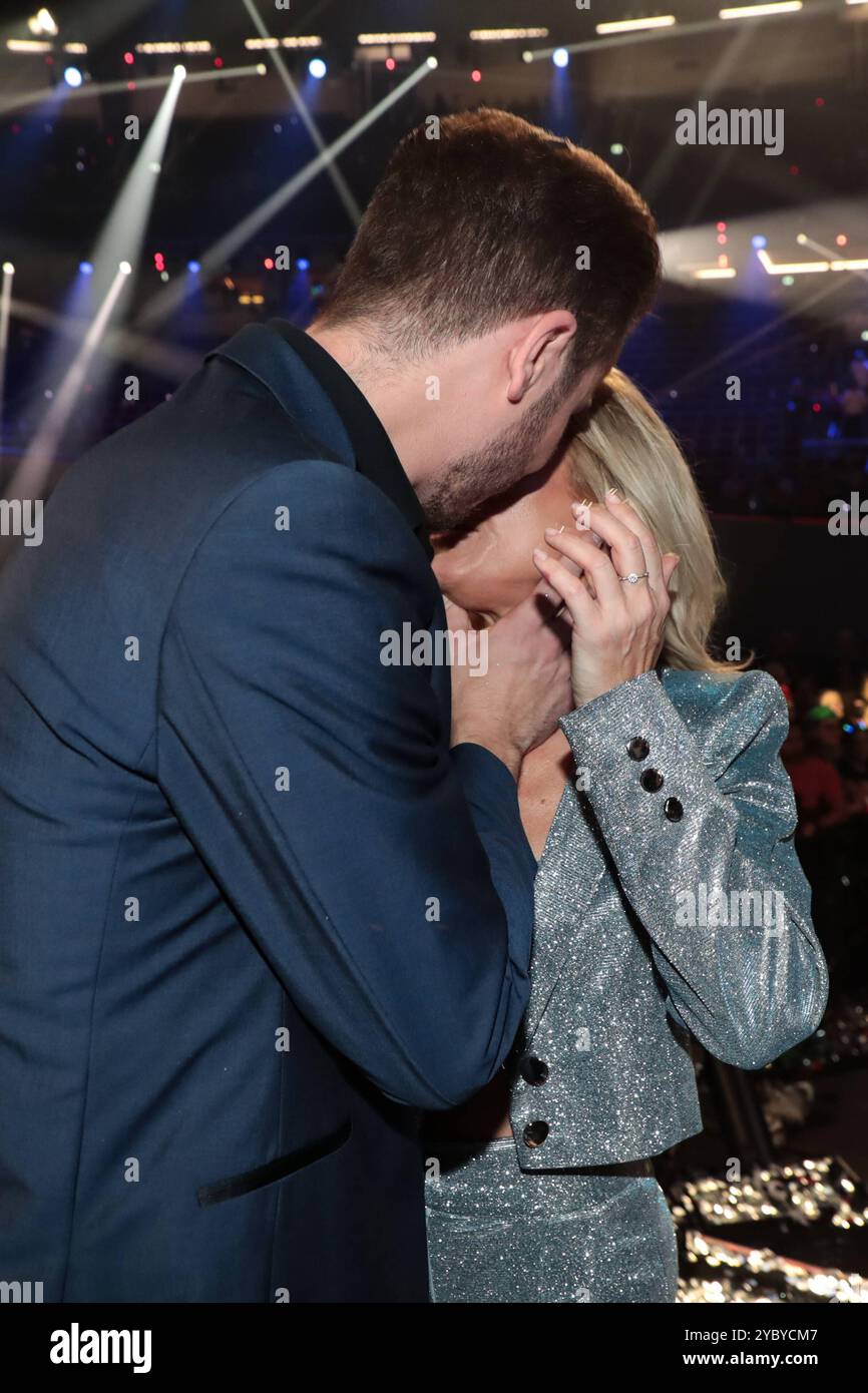 Sänger Eric Phillippi GIBBT Sängerin und Freundin Michelle einen Kuss nach der Show - ARD Live Show SCHLAGERBOOOM 2024 - ALLES FUNKELT ALLES GLITZERT aus der Westfalenhalle in Dortmund *** chanteur Eric Phillippi donne à la chanteuse et petite amie Michelle un baiser après le spectacle ARD Live Show SCHLAGERBOO2024 ALLES FUNKELT ALLES GERBOOM ALLES GERBOOM Banque D'Images