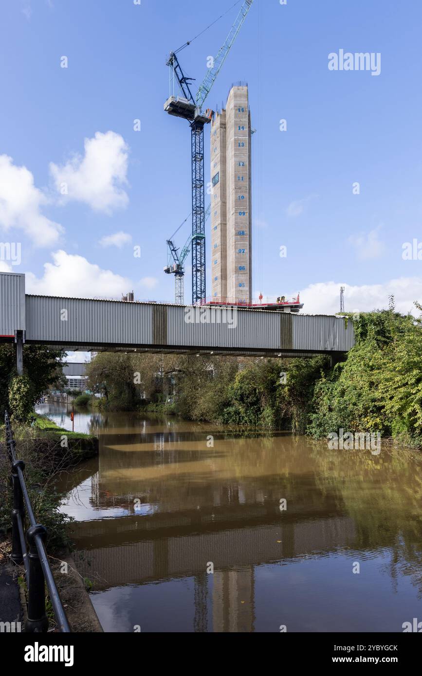 Tower Block logement étudiant partie du Temple Quarter, River Avon, St Philips Marsh, Bristol, Angleterre, ROYAUME-UNI Banque D'Images