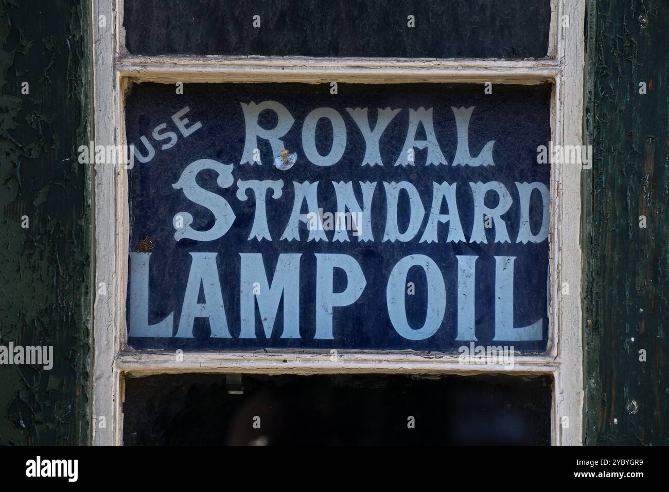 Panneau publicitaire en émail vintage pour l'huile de lampe Royal Standard sur la porte de la lampe Emporium de M. Purves à Stockbridge, Édimbourg, Écosse, Royaume-Uni. Banque D'Images