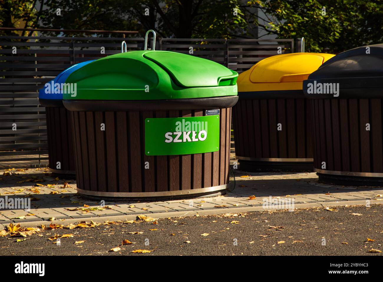 Conteneurs colorés pour la séparation des ordures dans un grand quartier. Katowice, Pologne Banque D'Images