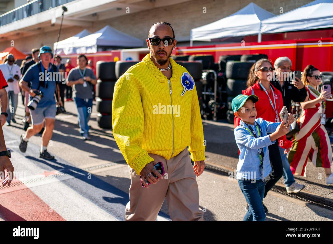 Austin, États-Unis. 20 octobre 2024. Lewis Hamilton, pilote britannique de formule 1 de Mercedes-AMG Petronas, arrive pour le Grand Prix de formule 1 des États-Unis sur le circuit des Amériques à Austin, au Texas, le dimanche 20 octobre 2024. Photo de Greg Nash/UPI crédit : UPI/Alamy Live News Banque D'Images